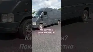 Мотоциклист под колесами авто