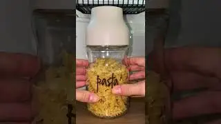Lepimo stikere svuda po kuhinji 
