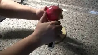 Как оригинально разрезать яблоко. Лайфхак.