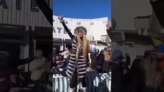 В Куршавеле патриоты Украины празднуют сдачу Соледара.