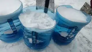 ОБЛИВАНИЕ ХОЛОДНОЙ ВОДОЙ НА УЛИЦЕ ЗИМОЙ С ДОЧКОЙ