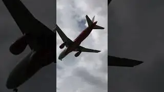 Самолет авиакомпании Россия заходит на посадку