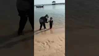Ke pantai deket rumah