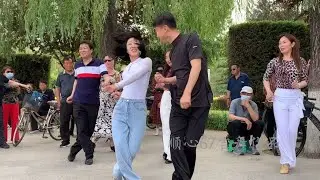 大叔带网红小护士和小滨跳广场舞《大叔》，好欢快！