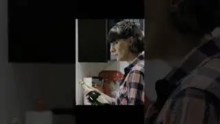Жуткий клоун вручил ей подарок 😳 