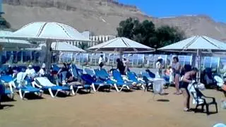 Временный пляж отеля Crowne Plaza на Мертвом море (Израиль)