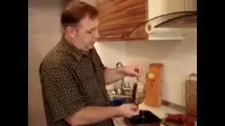 Мясной рулет в сетке.