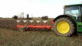 Labour avec un John Deere 6210R et une charrue Kuhn