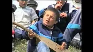 Маленький джигит поет на пандуре