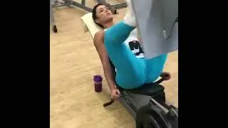 Девушка качает ноги #shorts