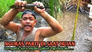 NGURAS PARIT DI SAAT HUJAN