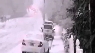 Занос машин в гололед с горки  Аварии