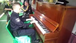 Патрульний поліцейський грає на вуличному піаніно – Львів