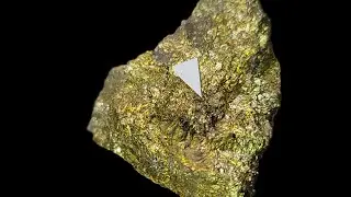 Pentlandite • (Ni,Fe)₉S₈