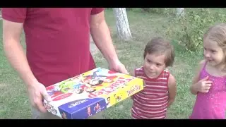 Папа играет с детьми в Твистер play twister