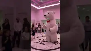 Ursul polar, la o felicitare cu zioa de naștere, în Paris. Белый мишка на дне рождения, в Париже.