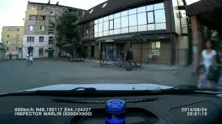 Алкаш помочился (пописал) прямо на остановке средь бела дня.