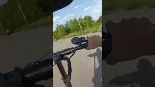 Держите руль двумя руками