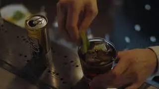 Кофе Кола и белый ром — коктейль для ценителей вкуса. Coffee Cola вдохновляет на новые идеи!