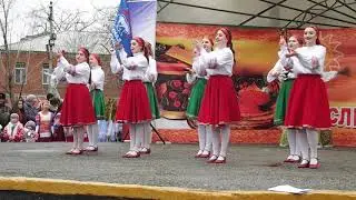 Девочки играют на ложках