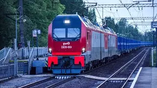 Электровоз 3ЭС8 «Малахит» с контейнерами едет у платформы «Понтонная»