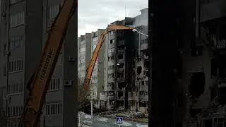 Ейск. Дом начали разбирать с помощью техники. Дом после падения самолета. 
