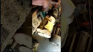 Изготовление вазы из четырёх склеенных веток.