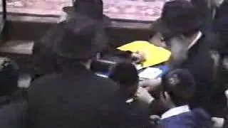 ХАСИДЫ ПОЮТ ПЕРЕД РЕБЕ «ЙЕХИ АДОНЕЙНУ…» (1989)