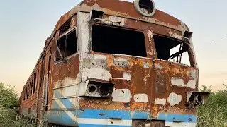 Заброшенная и расстрелянная электричка около завода Азовсталь