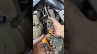 Mengencangkan baut pengunci gir depan Suzuki Satria FU
