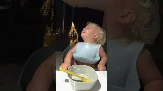 Забавный малыш смеётся во время ужина
