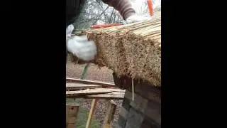 Монтаж кровли из соломы