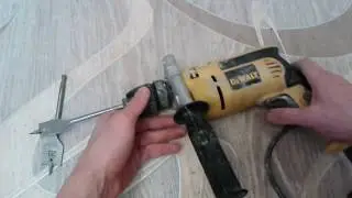 Видео: Как вставлять и доставать перовые сверла из дрели?