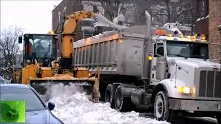 Уборка снега в Саратове и Монреале