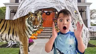 A REAL TIGER at HALLOWEEN Town!