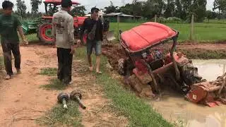 Cách mà các anh tài xế máy cày Kubota bánh hơi cùng nhau vượt dốc lầy