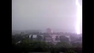 Молния ударила в реку