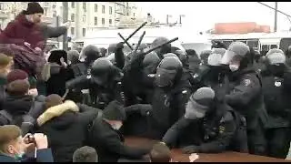 Полицейские используют свои дубинки против протестующих в Москве