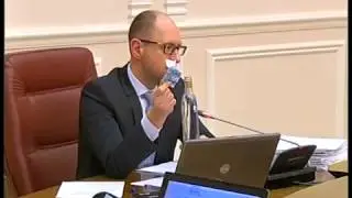 Яценюк принес на заседание правительства бутылку и обвинил бывшую власть Украины...