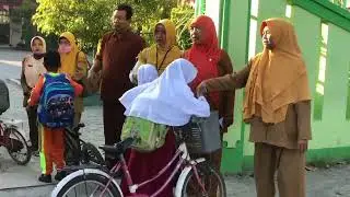 PENYAMBUTAN MURID PAGI HARI. SDN Nyalabu Laok 2 Pamekasan. terimakasih guruku