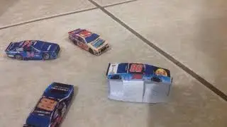 Choque fuerte y grande con carros de NASCAR de papel