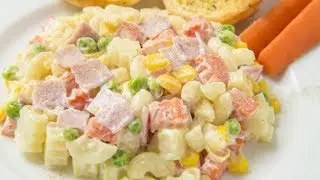 Салат из макарон с ветчиной и овощами
