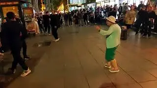 Бабушка перетанцевала молодого парня