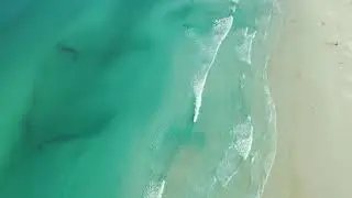 Море с прозрачной бирюзовой водой