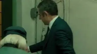 Johnny English Mr Bean chasing the robber scene