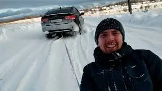 Обезьяна катается на ватрушке