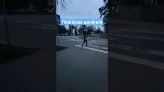 Пешеход посадил на шею человека #пдд #пешеход #пешеходныйпереход