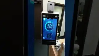 Терминал СКУД с распознаванием лиц и измерением температуры.