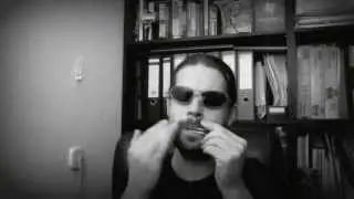 Я играю на варгане у прохожих на виду.
