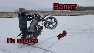 Дал угла по льду 🔥// покатушки по озеру зимой? // валим боком